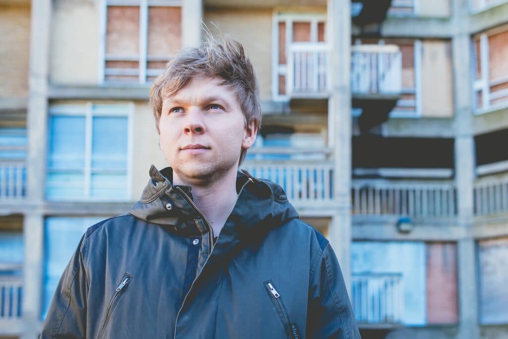 “The Morning Skies Are for You”: Rosenthal Transforms Lost Love into Light on “Luna,” a Glistening Reverie of Gratitude & Memory